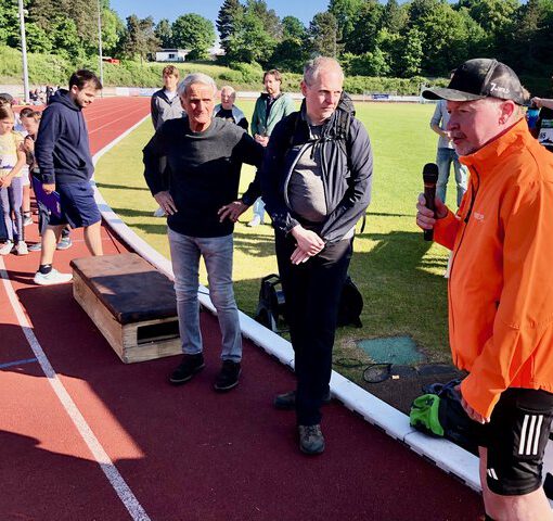 zeigt Redner Joey Kelly, Schulleiter Sebastian Kaas und Fußball-Weltmeister Wolfgang Overath beim Spendenlauf 2025