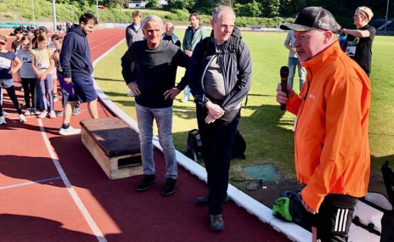 zeigt Redner Joey Kelly, Schulleiter Sebastian Kaas und Fußball-Weltmeister Wolfgang Overath beim Spendenlauf 2025