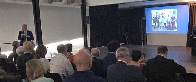 Sebastian Kaas stellt in Form von Bildern die vielfältigen Aktivitäten des Anno-Gymnasiums vor.