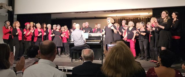 Der Chor „Swingphonie Siegburg“ sorgte mit schwungvollen Popstücken für beste Unterhaltung.